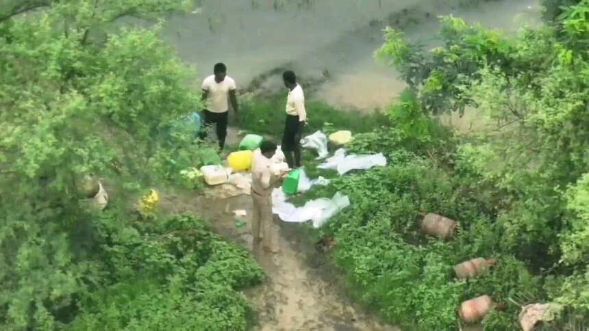 नालंदा: करायपरसुराय थाना के कन्हौली गांव में जलमग्न खेतों के बीच चल रही थी‘मिनी शराब की फैक्ट्री,ड्रोन से छापेमारी में 5500 लीटर शराब जप्त के बाद किया नष्ट 1