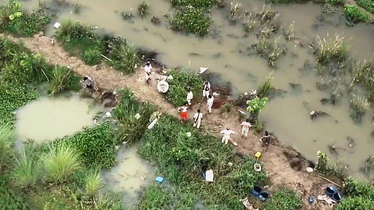 नालंदा: करायपरसुराय थाना के कन्हौली गांव में जलमग्न खेतों के बीच चल रही थी‘मिनी शराब की फैक्ट्री,ड्रोन से छापेमारी में 5500 लीटर शराब जप्त के बाद किया नष्ट 2