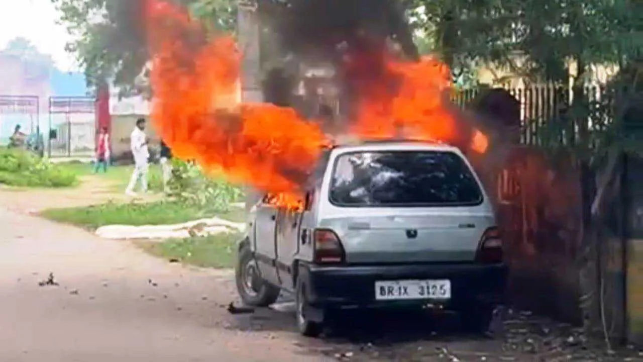 नालंदा: नूरसराय प्रखंड कार्यालय के पास खड़ी कार धू-धू कर जली, चंद मिनटों में मलबे में तब्दील हुआ कार 2
