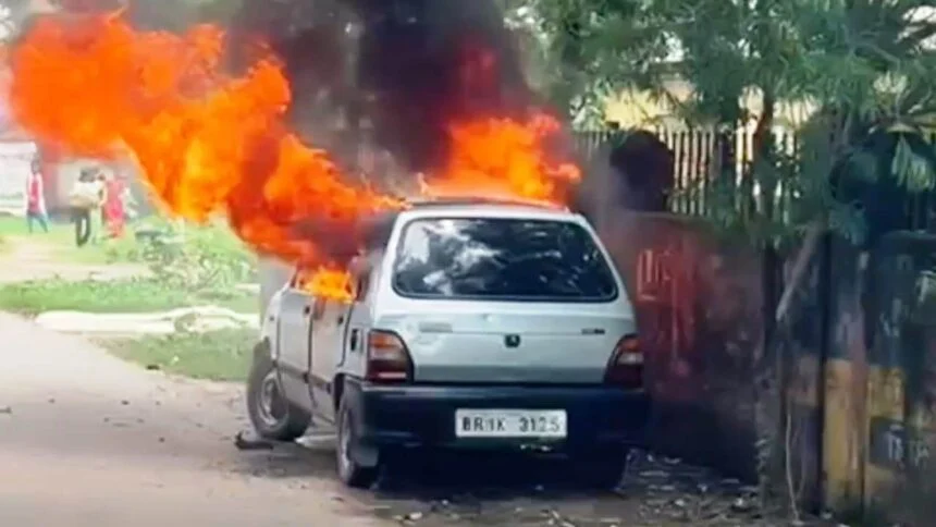 नालंदा: नूरसराय प्रखंड कार्यालय के पास खड़ी कार धू-धू कर जली, चंद मिनटों में मलबे में तब्दील हुआ कार 1