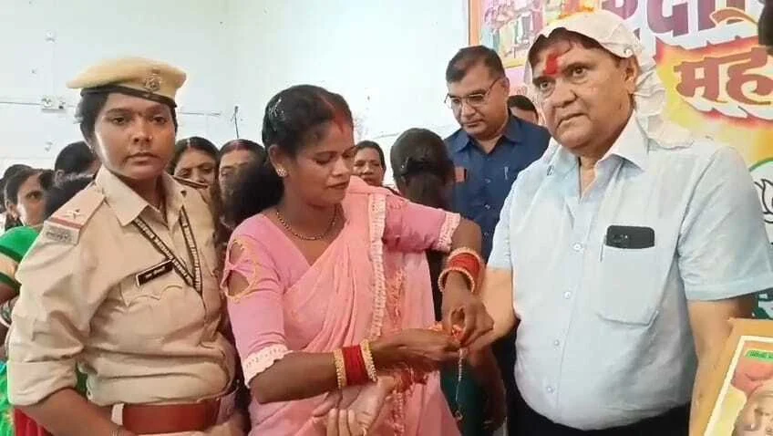 बिहार शरीफ के आईएमए हॉल में मंत्री सुनील कुमार के रक्षाबंधन समारोह में अल्पसंख्यक समुदाय ने बांधी राखी 2