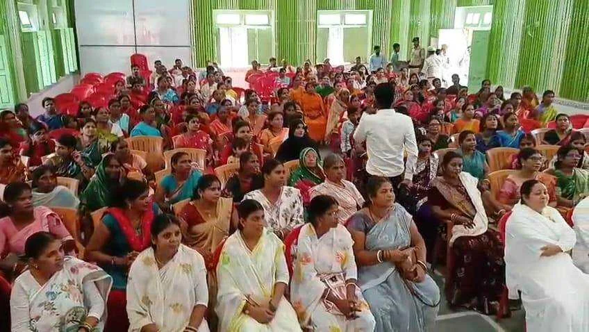 बिहार शरीफ के आईएमए हॉल में मंत्री सुनील कुमार के रक्षाबंधन समारोह में अल्पसंख्यक समुदाय ने बांधी राखी 3