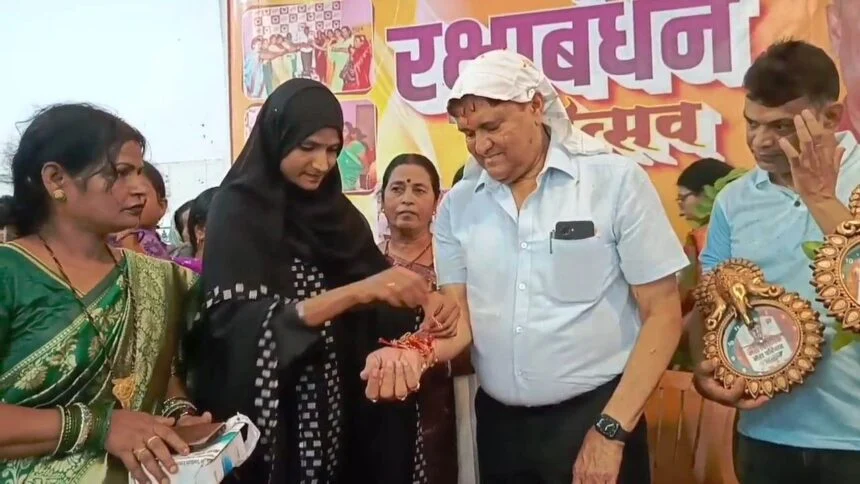 बिहार शरीफ के आईएमए हॉल में मंत्री सुनील कुमार के रक्षाबंधन समारोह में अल्पसंख्यक समुदाय ने बांधी राखी 1