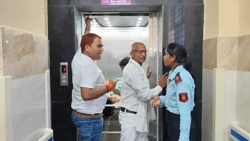बिहार शरीफ के मॉडल अस्पताल में लिफ्ट खराब होने से एक व्यक्ति लिफ्ट में फंसा, किसी तरह निकाला गया बाहर 3