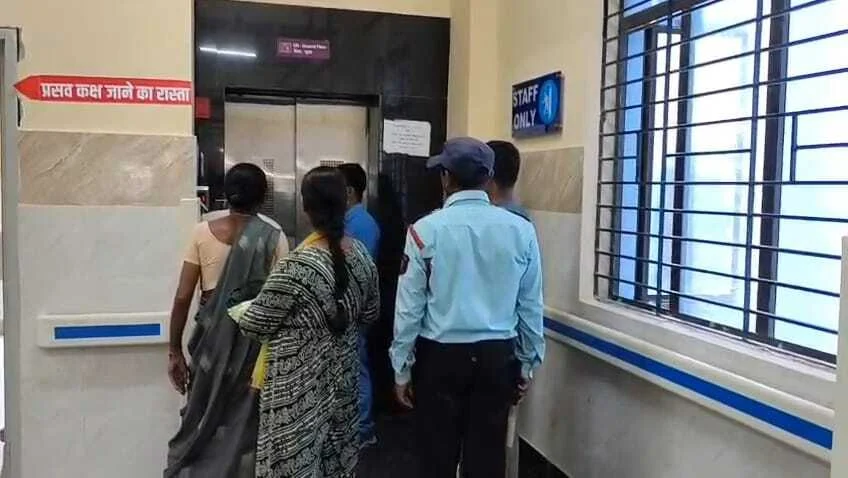 बिहार शरीफ के मॉडल अस्पताल में लिफ्ट खराब होने से एक व्यक्ति लिफ्ट में फंसा, किसी तरह निकाला गया बाहर 1