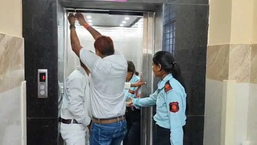 बिहार शरीफ के मॉडल अस्पताल में लिफ्ट खराब होने से एक व्यक्ति लिफ्ट में फंसा, किसी तरह निकाला गया बाहर 2