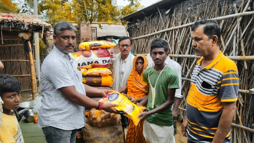 समस्तीपुर: चर्चित युवा समाजसेवी राजू साहनी ने मृतक के पीड़ित परिवार को 6 माह का उपलब्ध कराया राशन 1