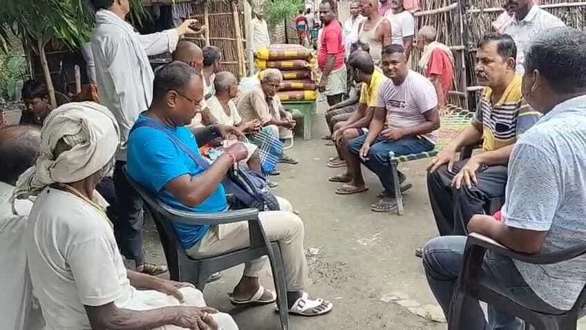 समस्तीपुर: चर्चित युवा समाजसेवी राजू साहनी ने मृतक के पीड़ित परिवार को 6 माह का उपलब्ध कराया राशन 2