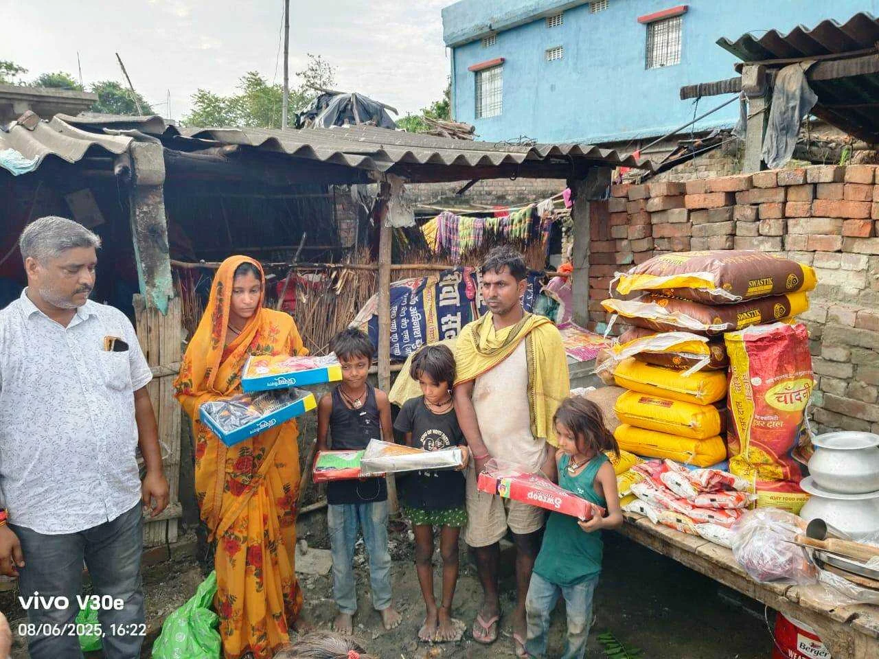 समस्तीपुर: बिजली के सॉर्ट सर्किट से लगी आग, घर में रखा समान जलकर राख, समाजसेवी भाई राजू ने पीड़ित से मिलकर की मदद 3