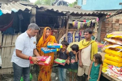 समस्तीपुर: बिजली के सॉर्ट सर्किट से लगी आग, घर में रखा समान जलकर राख, समाजसेवी भाई राजू ने पीड़ित से मिलकर की मदद 14