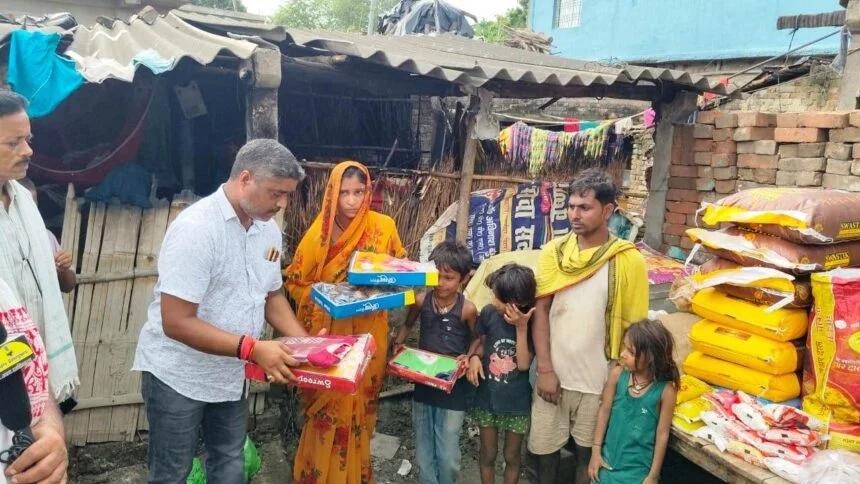 समस्तीपुर: बिजली के सॉर्ट सर्किट से लगी आग, घर में रखा समान जलकर राख, समाजसेवी भाई राजू ने पीड़ित से मिलकर की मदद 1