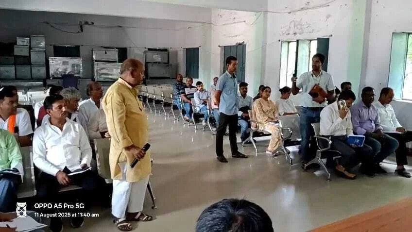 कैमूर: बीससूत्री की बैठक में अंचलाधिकारी व थानाध्यक्ष पर लगाये गये संगीन आरोप 2