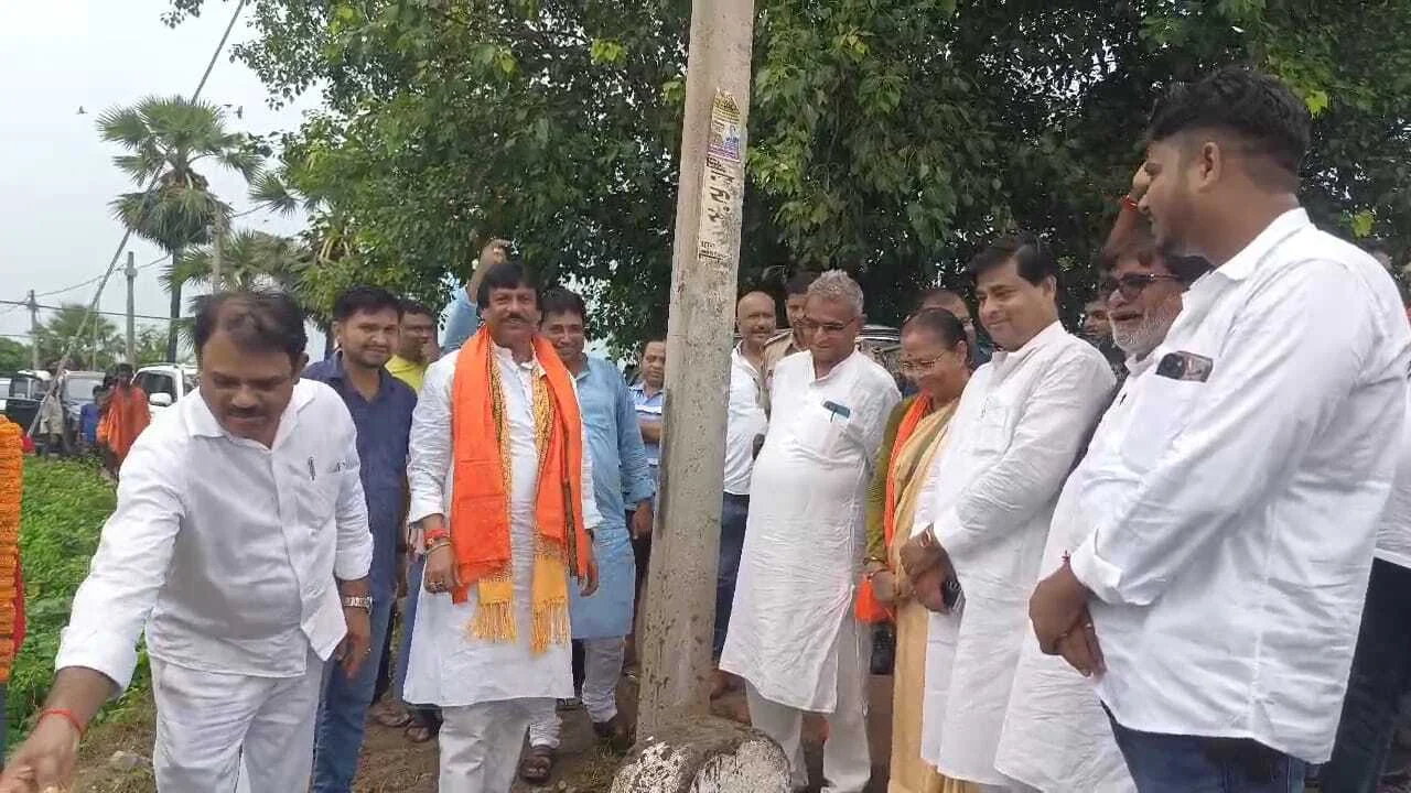 नालंदा: राजगीर में 10 करोड़ की लागत से छह सड़कों का हुआ शिलान्यास, जेडीयू विधायक कौशल किशोर बोले नीतीश के नक्शे कदम पर विकास जारी 3