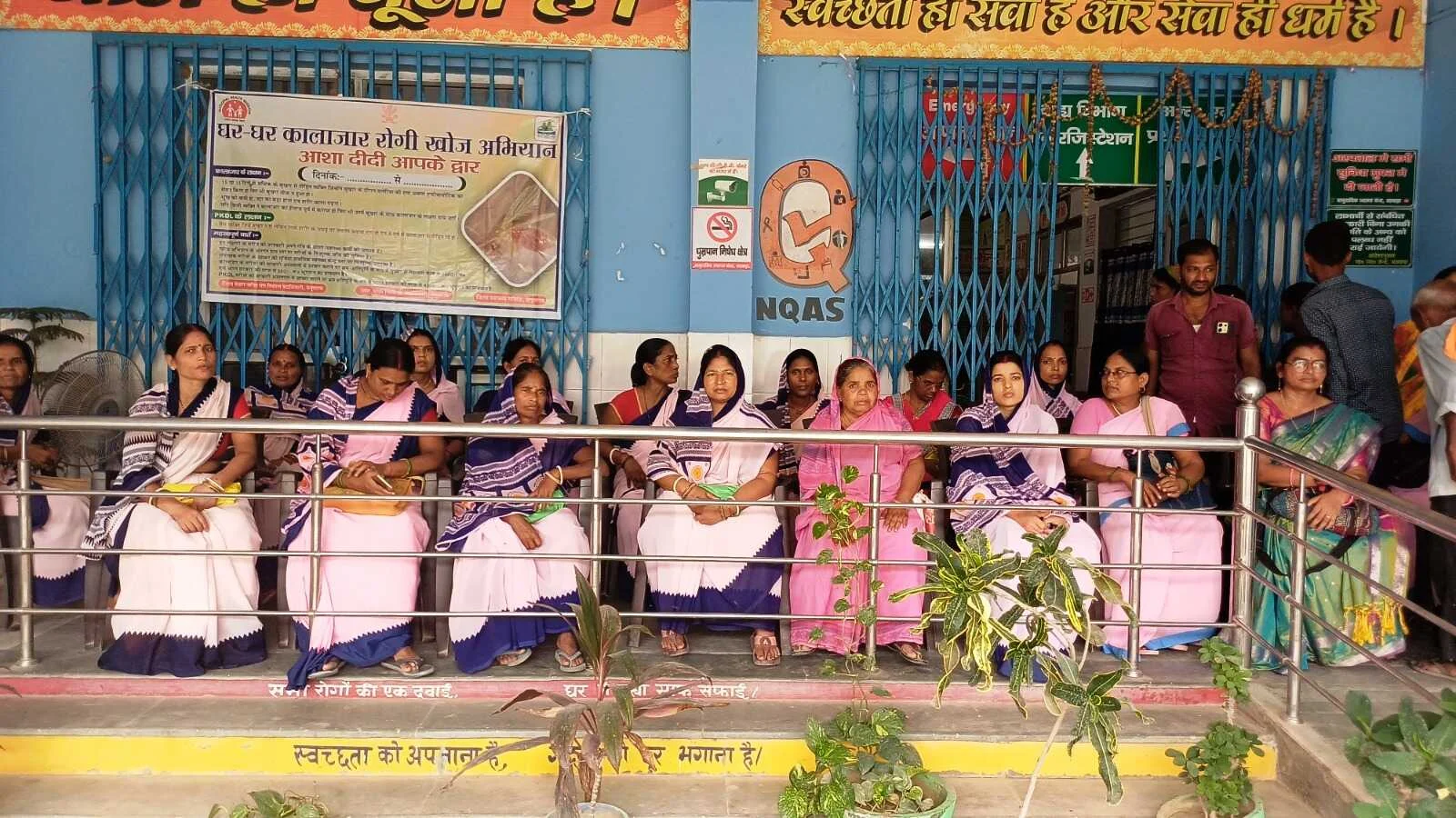 सीएचसी बछवाड़ा में विभिन्न मांगों को लेकर दुसरे दिन आशा कार्यकर्ताओं का धरना प्रदर्शन जारी 2