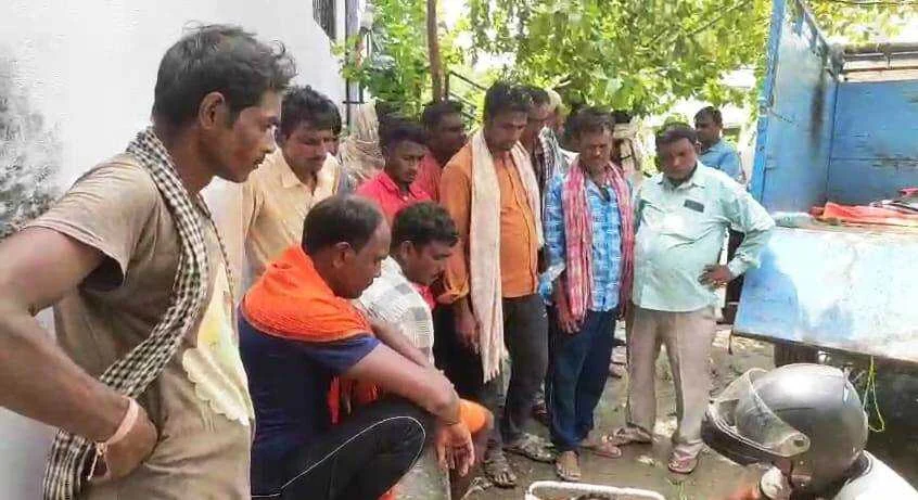 समस्तीपुर: सर्पदंश से मौत के बाद पोस्टमार्टम के लिए पहुंचे बच्चे को जिन्दा करने को लेकर घंटों चलता रहा अंधविश्वास का खेल 3