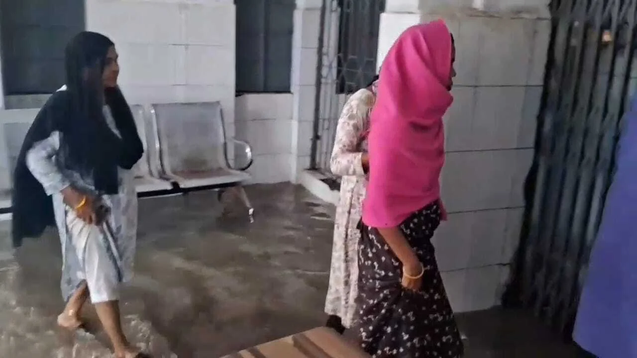 कैमूर तालाब में तब्दील हुआ अनुमंडल अस्पताल मोहनिया, गंदे पानी के बीच इलाज कराने को मजबूर हुए मरीज और परिजन 3