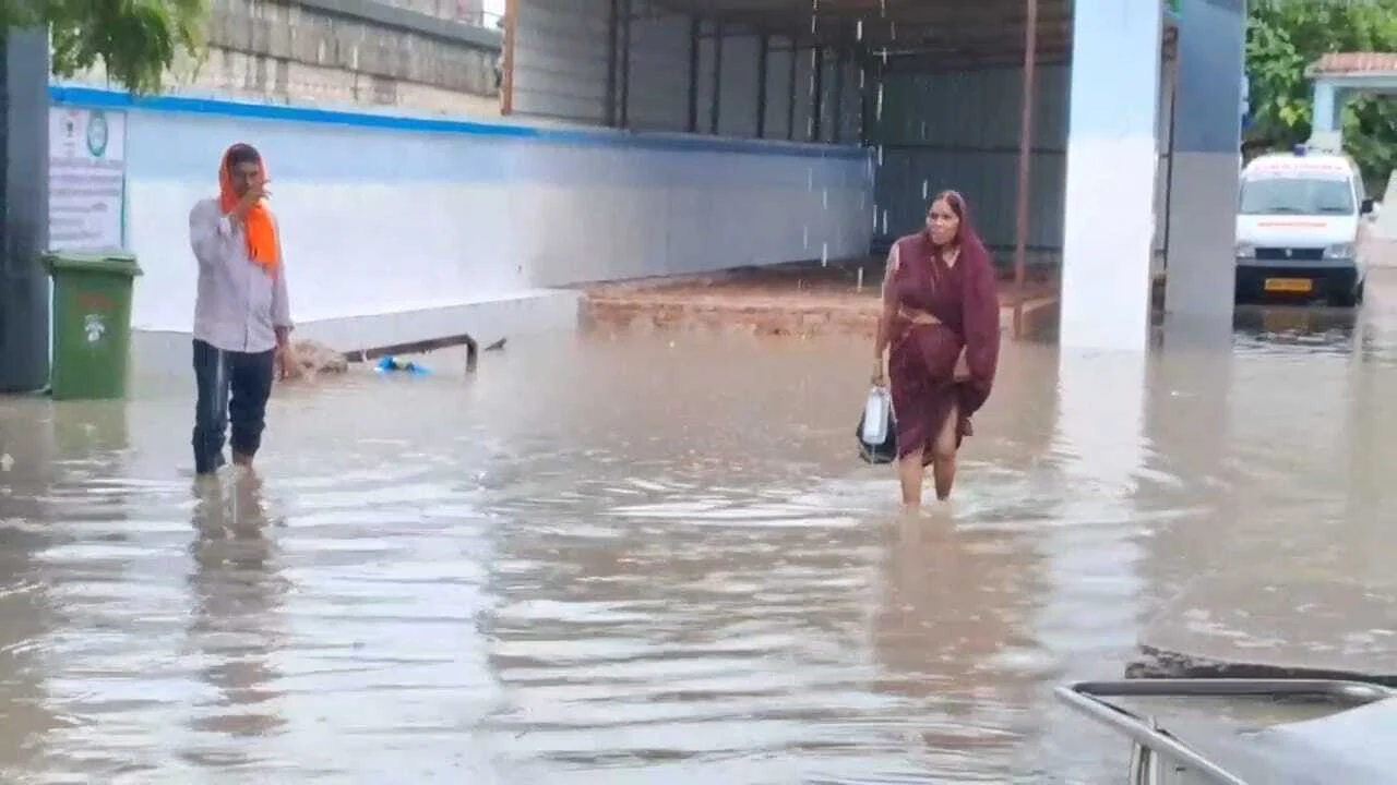 कैमूर तालाब में तब्दील हुआ अनुमंडल अस्पताल मोहनिया, गंदे पानी के बीच इलाज कराने को मजबूर हुए मरीज और परिजन 2