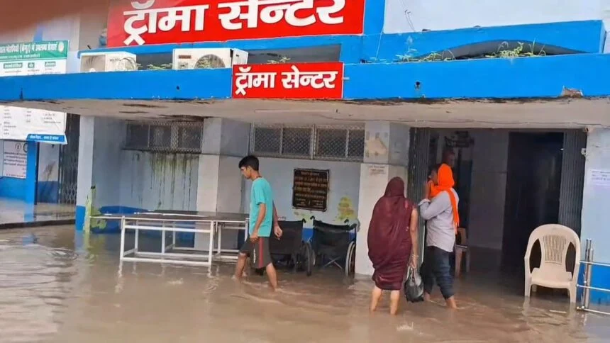 कैमूर तालाब में तब्दील हुआ अनुमंडल अस्पताल मोहनिया, गंदे पानी के बीच इलाज कराने को मजबूर हुए मरीज और परिजन 1