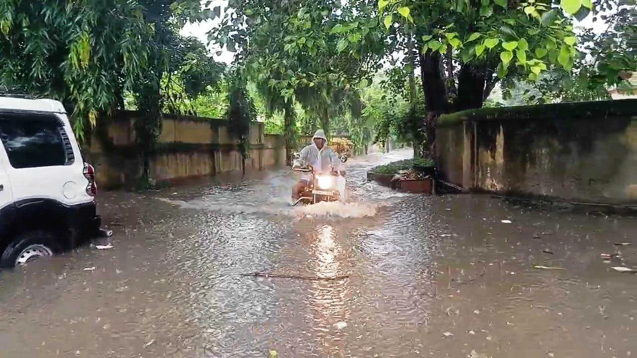 नालंदा में स्मार्ट सिटी की पोल खुली, कुछ घंटों की बारिश में सड़कें बनी तालाब, सरकारी दफ्तर और अस्पताल तक जलमग्न 3