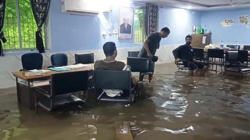 नालंदा में स्मार्ट सिटी की पोल खुली, कुछ घंटों की बारिश में सड़कें बनी तालाब, सरकारी दफ्तर और अस्पताल तक जलमग्न 1