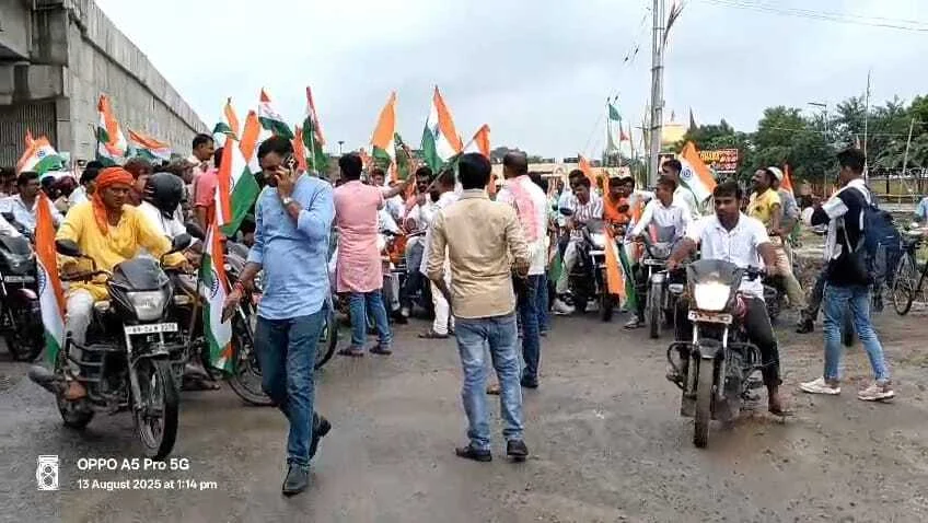 कैमूर: मोहनिया में बीजेपी ने मंत्री और विधायक के नेतृत्व में निकाला तिरंगा यात्रा, सैकड़ो लोग हुए शामिल, खुलेआम उड़ी परिवहन विभाग के नियमों के धज्जियां 4