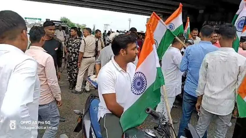 कैमूर: मोहनिया में बीजेपी ने मंत्री और विधायक के नेतृत्व में निकाला तिरंगा यात्रा, सैकड़ो लोग हुए शामिल, खुलेआम उड़ी परिवहन विभाग के नियमों के धज्जियां 3