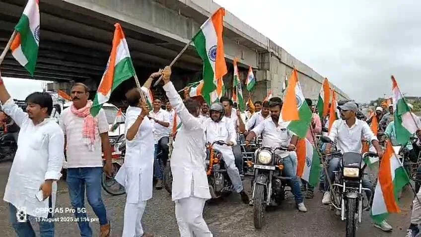 कैमूर: मोहनिया में बीजेपी ने मंत्री और विधायक के नेतृत्व में निकाला तिरंगा यात्रा, सैकड़ो लोग हुए शामिल, खुलेआम उड़ी परिवहन विभाग के नियमों के धज्जियां 2