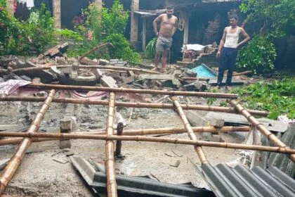 तेज हवा और बारिश से घर गिरने के कारण एक महिला दबकर हुई बुरी तरह से घायल 23