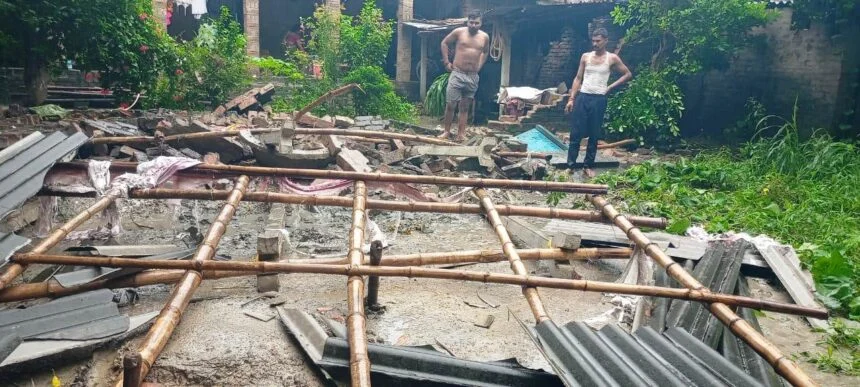 तेज हवा और बारिश से घर गिरने के कारण एक महिला दबकर हुई बुरी तरह से घायल 1