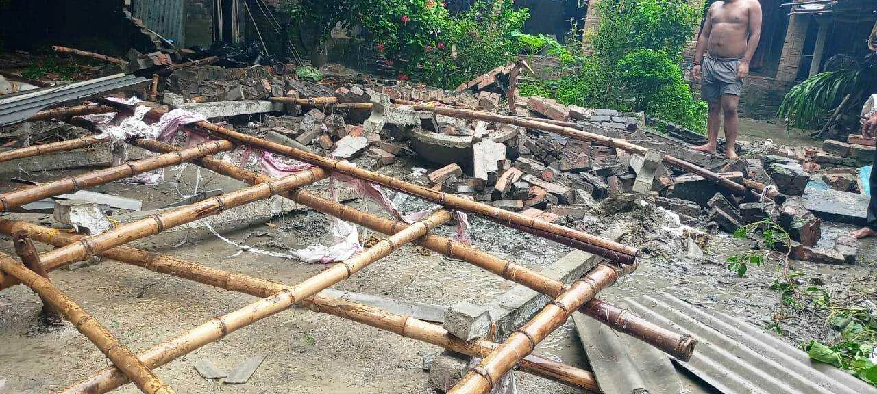 तेज हवा और बारिश से घर गिरने के कारण एक महिला दबकर हुई बुरी तरह से घायल 2
