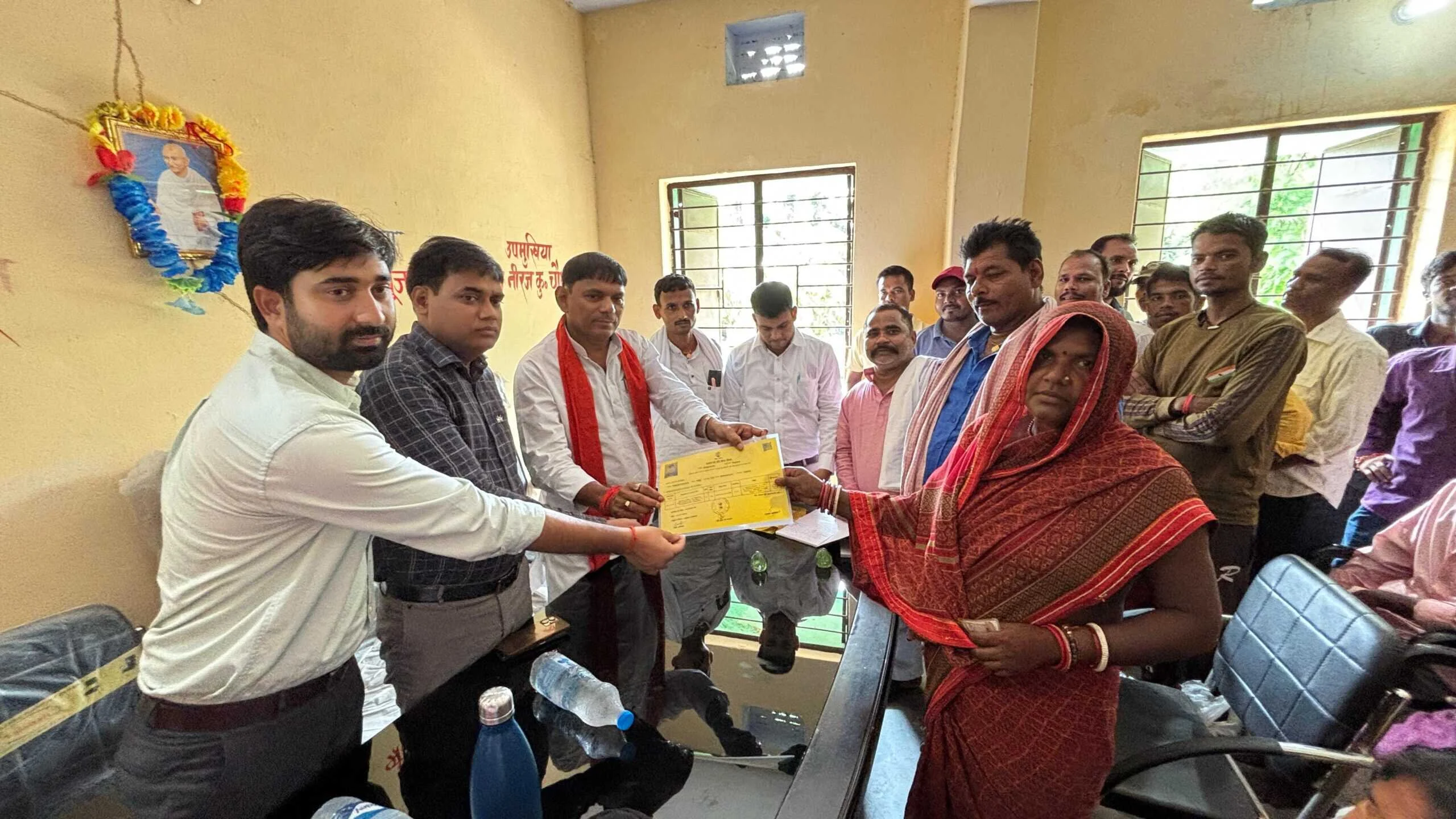 खेल मंत्री सुरेंद्र मेहता ने 46 भूमिहीनों के बीच बासगीत का किया पर्चा वितरण 2