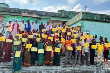 खेल मंत्री सुरेंद्र मेहता ने 46 भूमिहीनों के बीच बासगीत का किया पर्चा वितरण 19