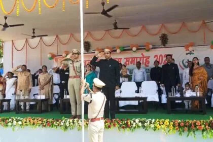 नालंदा: 79 वें स्वतंत्रता दिवस समारोह 2025 के मौके पर ऐतिहासिक सोगरा स्कूल के मैदान में जिलाधिकारी द्वारा किया गया ध्वजारोहण 17