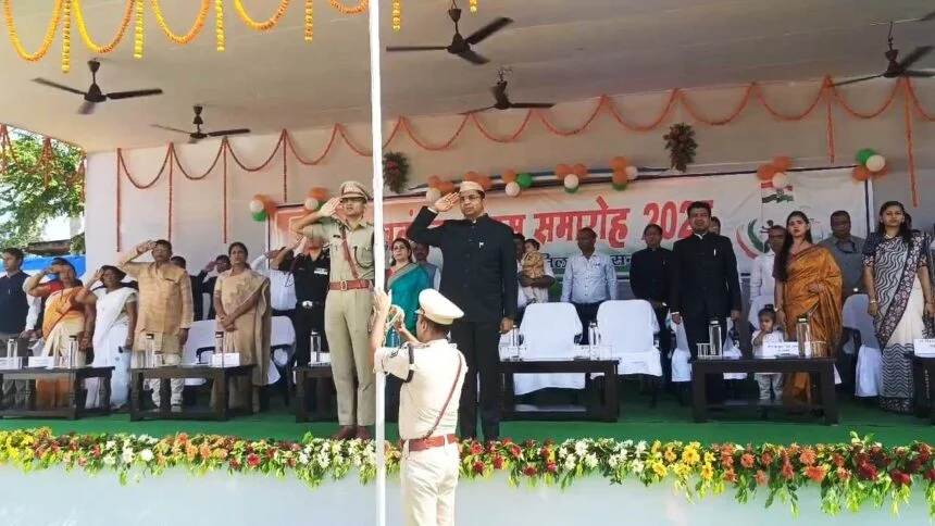 नालंदा: 79 वें स्वतंत्रता दिवस समारोह 2025 के मौके पर ऐतिहासिक सोगरा स्कूल के मैदान में जिलाधिकारी द्वारा किया गया ध्वजारोहण 1