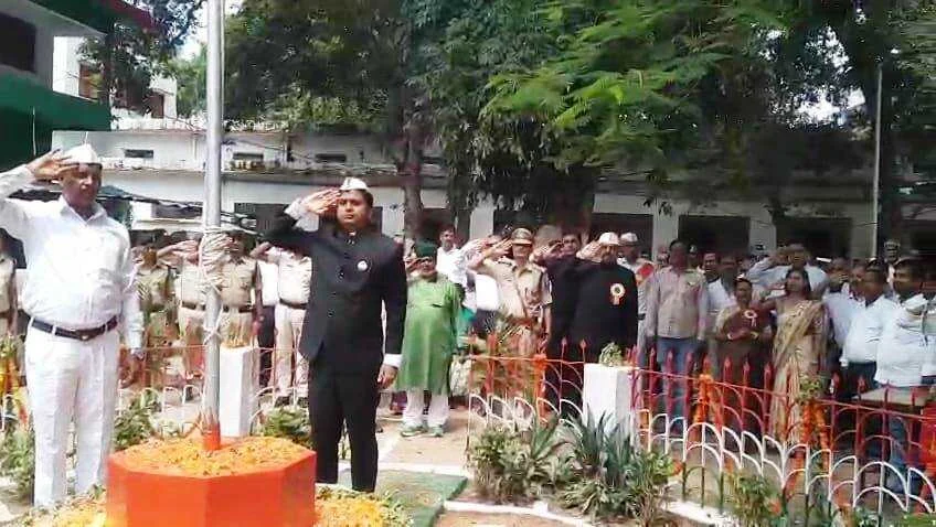 कैमूर: 79 वें स्वतंत्रता दिवस समारोह के मौके पर जगजीवन स्टेडियम में जिले के प्रभारी मंत्री प्रेम कुमार ने किया ध्वजारोहण 2