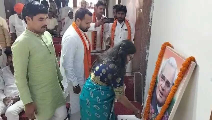 कैमूर पहुंचे भाजपा के राष्ट्रीय प्रवक्ता अजय आलोक, राहुल गांधी को कहे गांधी नहीं वह गांदी है, हमें उधार का गांधी नहीं चाहिए 3