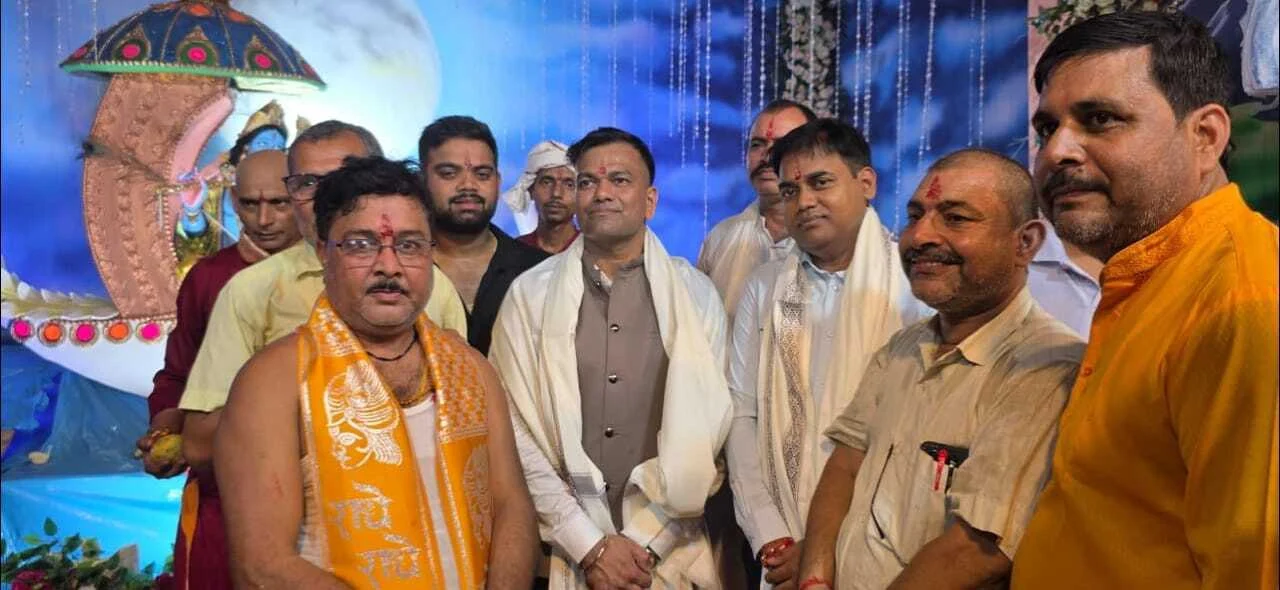 बेगूसराय जिला पदाधिकारी तुषार सिंगला ने तेघड़ा प्रखंड में श्रीकृष्ण जन्माष्टमी मेला का किया निरीक्षण 4