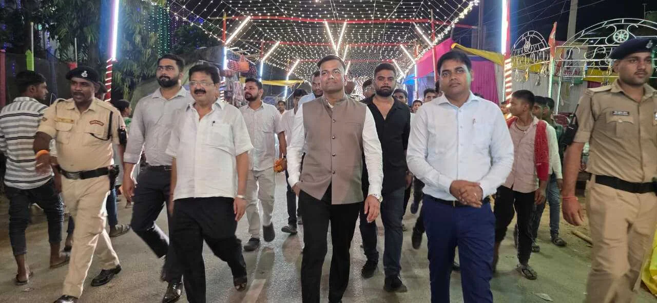 बेगूसराय जिला पदाधिकारी तुषार सिंगला ने तेघड़ा प्रखंड में श्रीकृष्ण जन्माष्टमी मेला का किया निरीक्षण 3