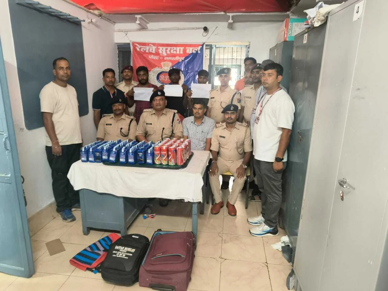 समस्तीपुर आरपीएफ अवैध विदेशी शराब के साथ तीन आरोपी को किया गिरफ्तार,भेजा जेल 3