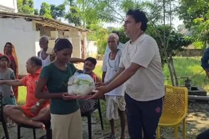 बेगूसराय के पूर्व मेयर संजय सिंह ने बाढ़ पीड़ितों के बीच राहत सामग्री का किया वितरण 12