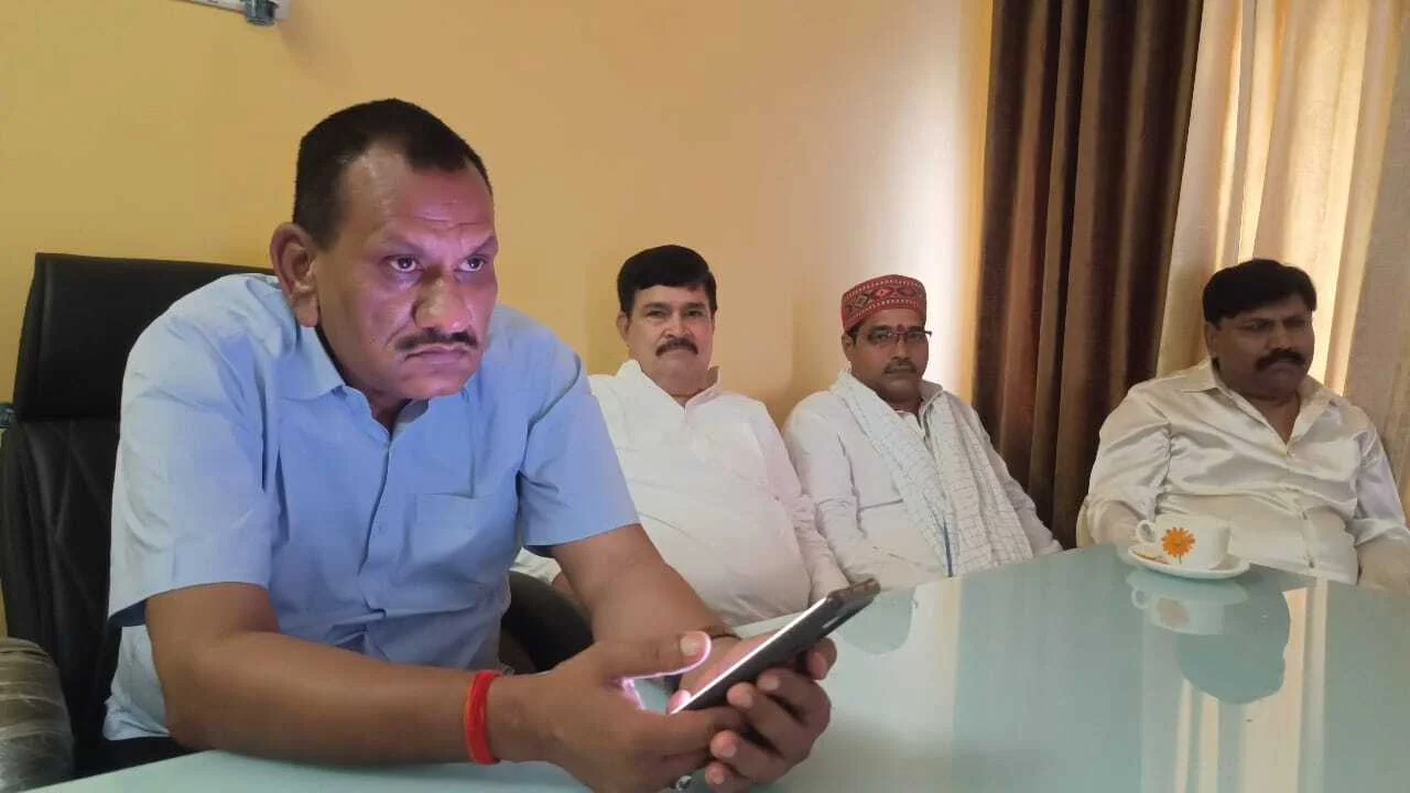 नालंदा: राजद विधायक राकेश रौशन ने कहा राहुल गांधी की वोटर अधिकार यात्रा में दिखेगी महागठबंधन की चट्टानी एकता, 2025 में बिहार के सीएम होंगे तेजस्वी यादव 3