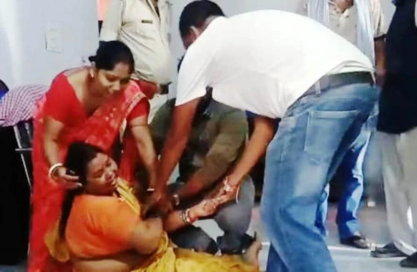 बेगूसराय में परिवारिक विवाद को लेकर नव नियुक्त शिक्षिका ने फांसी लगाकर की खुदकुशी, शिक्षिका ने मौत से पुर्व डीइओ को सुसाइड नोट लिखा 1