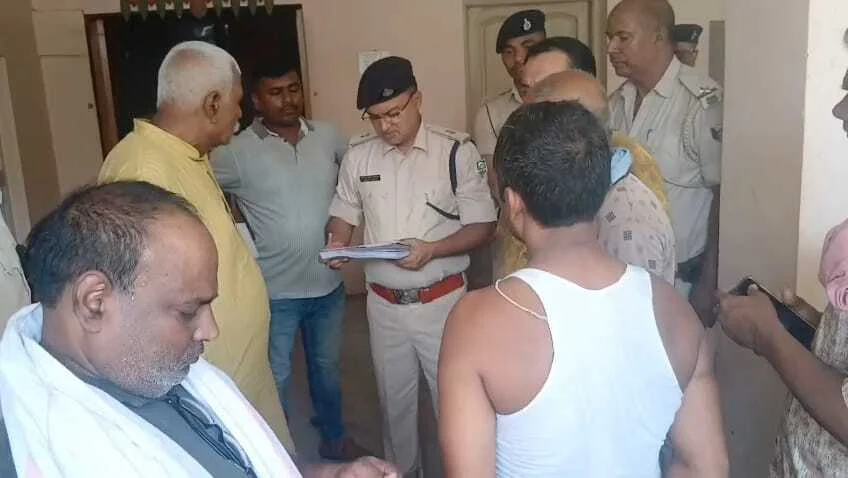 बेगूसराय में परिवारिक विवाद को लेकर नव नियुक्त शिक्षिका ने फांसी लगाकर की खुदकुशी, शिक्षिका ने मौत से पुर्व डीइओ को सुसाइड नोट लिखा 3