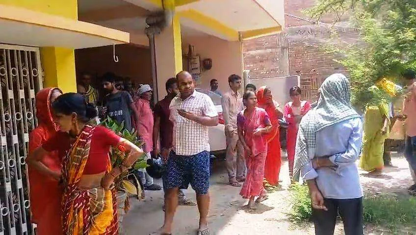 बेगूसराय में परिवारिक विवाद को लेकर नव नियुक्त शिक्षिका ने फांसी लगाकर की खुदकुशी, शिक्षिका ने मौत से पुर्व डीइओ को सुसाइड नोट लिखा 2