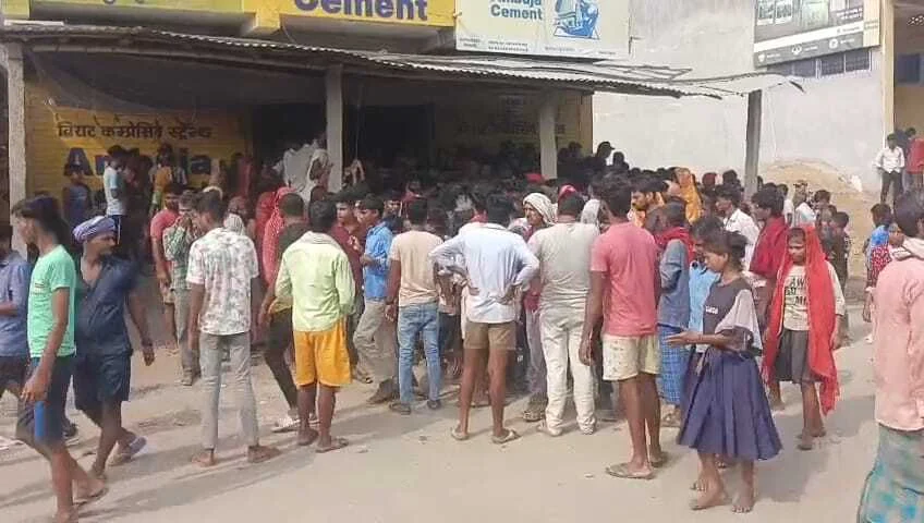 समस्तीपुर: दामाद के हमले में घायल सास की इलाज के दौरान मौत, आक्रोशित लोगों ने किया सड़क जाम, पुलिस वाहन को किया क्षतिग्रस्त 3