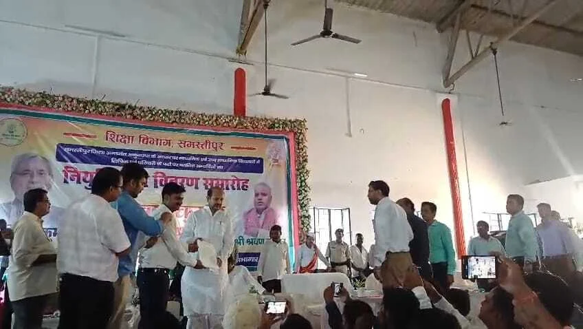 समस्तीपुर: अनुकंपा के आधार पर चयनित 146 अभ्यर्थियों के बीच नियुक्ति पत्र वितरण समारोह का आयोजन 3