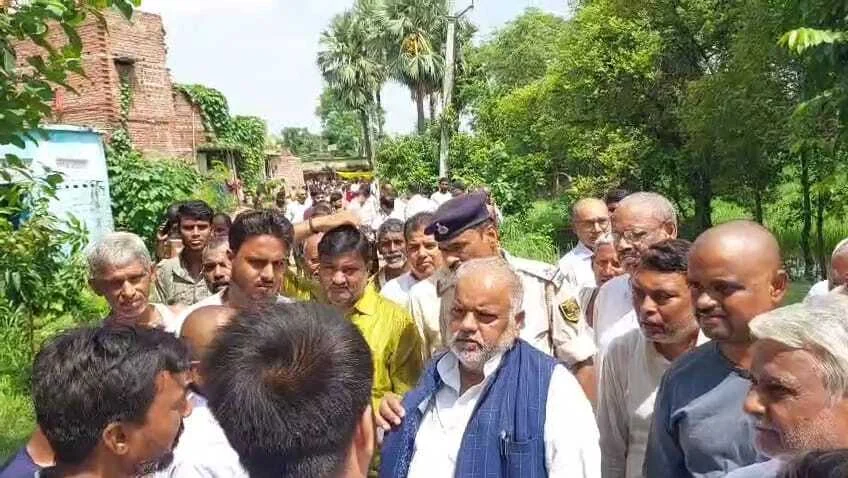 नालंदा: मत्री ने ग्रामीणों की समस्या सुनने से किया इंकार तो आक्रोशित ग्रामीणों ने मंत्री श्रवण कुमार को गांव से खदेरा, जान बचाकर भागे मंत्री 3