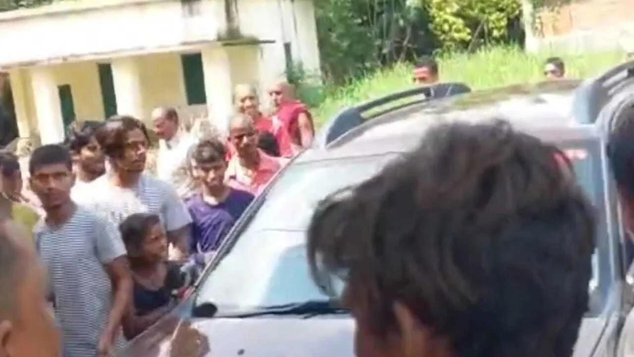 नालंदा: मत्री ने ग्रामीणों की समस्या सुनने से किया इंकार तो आक्रोशित ग्रामीणों ने मंत्री श्रवण कुमार को गांव से खदेरा, जान बचाकर भागे मंत्री 2