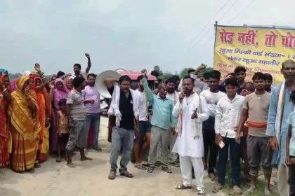 समस्तीपुर रोसड़ा में फूटा जनता का गुस्सा"रोड नहीं तो वोट नहीं" जर्जर सड़क को लेकर ग्रामीणों ने किया प्रदर्शन 29