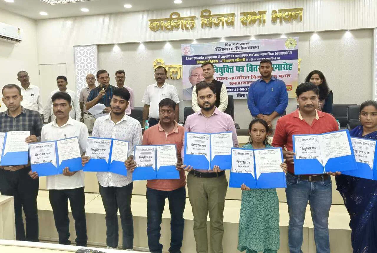 जिला पदाधिकारी बेगूसराय तुषार सिंगला ने कुल 115 अनुकम्पा अभ्यर्थियों को नियुक्ति पत्र का किया वितरण 3